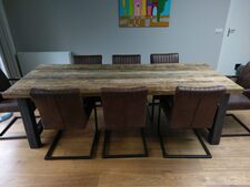 Grof-houten-tafel-kasar-korverliving